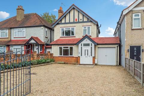 3 bedroom house to rent, Farnham Road, Slough £2395pcm Detached House 3 Bedrooms 2 Bathrooms