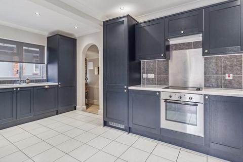 3 bedroom house to rent, Farnham Road, Slough £2395pcm Detached House 3 Bedrooms 2 Bathrooms