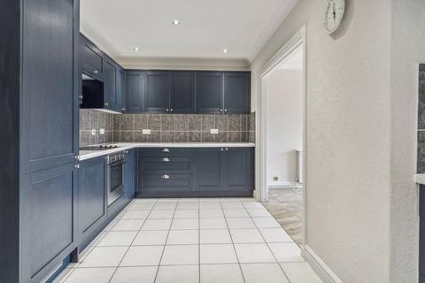 3 bedroom house to rent, Farnham Road, Slough £2395pcm Detached House 3 Bedrooms 2 Bathrooms