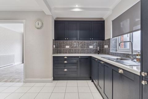 3 bedroom house to rent, Farnham Road, Slough £2395pcm Detached House 3 Bedrooms 2 Bathrooms