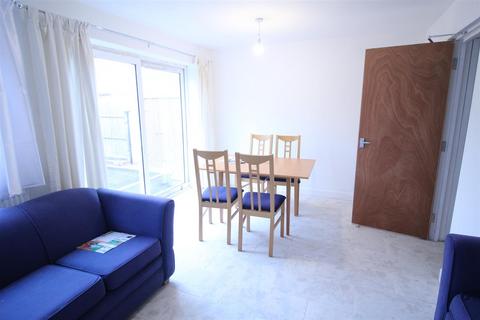 undefined, *£153pppw incl bills + two free large Papa John’s pizzas weekly (T+C’s apply)* Herald Close, Beeston, NG9 2DW