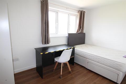 undefined, *£153pppw incl bills + two free large Papa John’s pizzas weekly (T+C’s apply)* Herald Close, Beeston, NG9 2DW