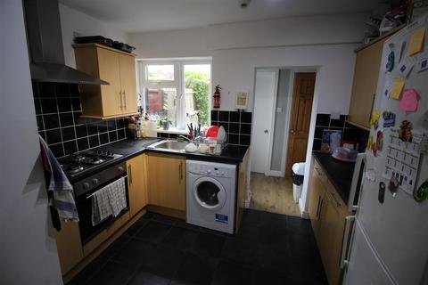 5 bedroom terraced house to rent, *£110pppw excl bills * 5 Bed on Middleton Boulevard, Nottingham, NG8 1FY - UON