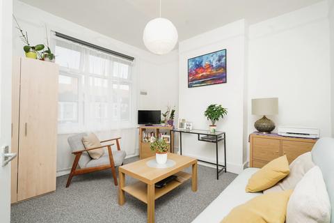 2 bedroom flat to rent, Northbank Road, Walthamstow, London, E17