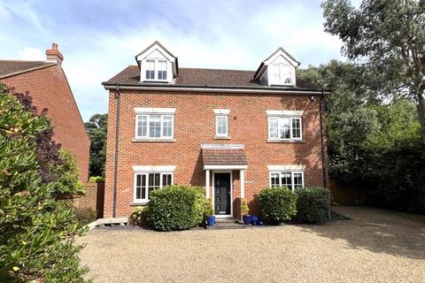 5 bedroom detached house for sale, Tudor Farm Close, Kingsnorth