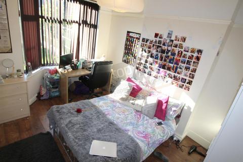 4 bedroom terraced house to rent, *£135pppw Excluding Bills* Harlaxton Drive, NOTTINGHAM NG7