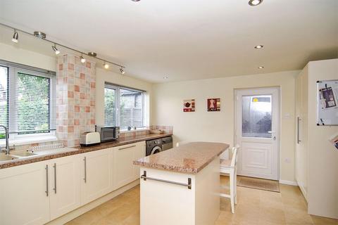 18 Terry Close, Lichfield, WS13 7EJ
