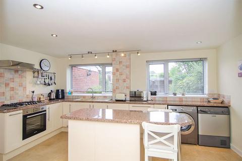 18 Terry Close, Lichfield, WS13 7EJ