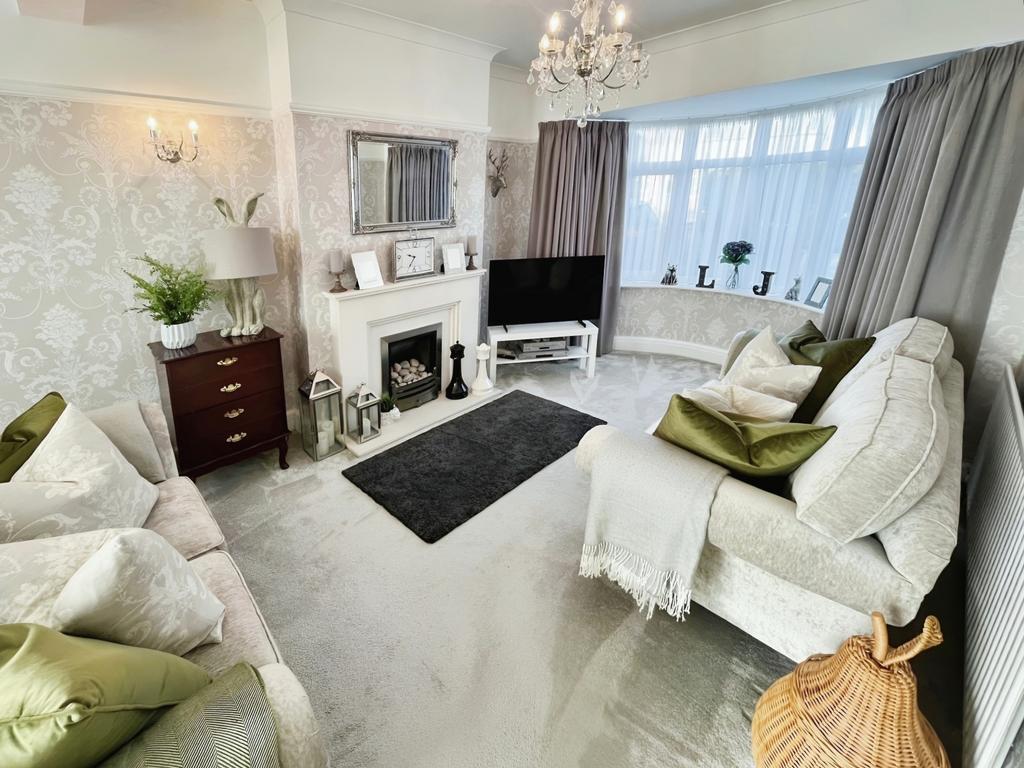 Henley Crescent, Leicestershire LE3 3 bed semidetached house for sale
