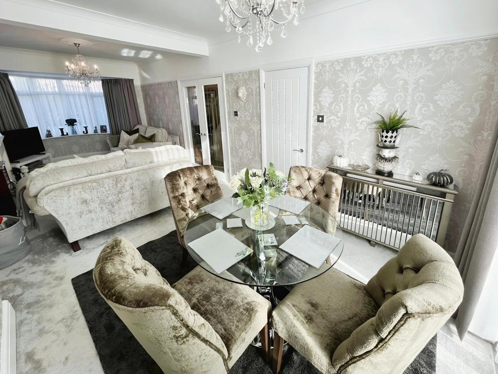 Henley Crescent, Leicestershire LE3 3 bed semidetached house for sale
