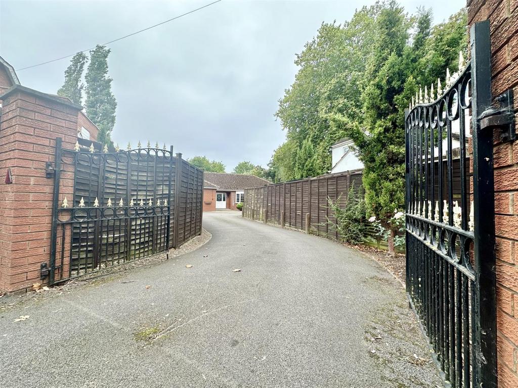 Entrance Drive1.jpg