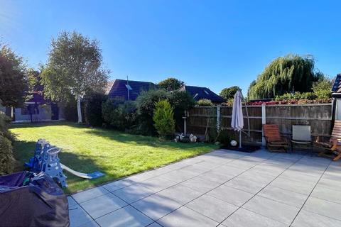 4 bedroom detached bungalow for sale, Blacksmiths Lane, Rainham RM13