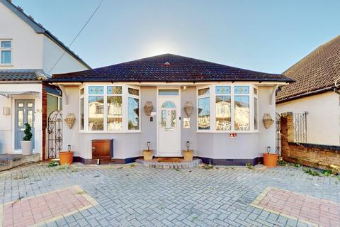 4 bedroom detached bungalow for sale, Blacksmiths Lane, Rainham RM13