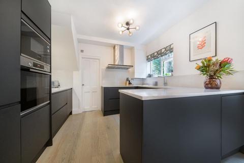 2 bedroom flat for sale, Penwith Road, Earlsfield