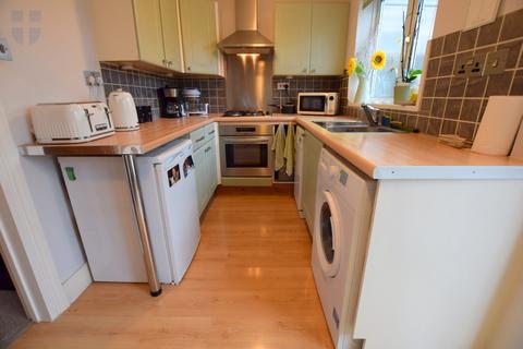 2 bedroom semi-detached house to rent, Alderson Close, Aylesbury