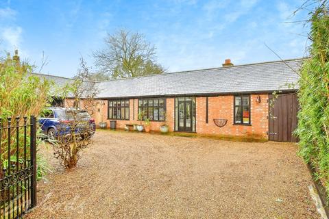 4 bedroom detached bungalow to rent, Plumtree Road Headcorn TN27