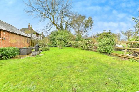 4 bedroom detached bungalow to rent, Plumtree Road Headcorn TN27