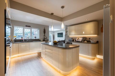 15 Lea Green Lane, Wythall, Birmingham, B47 6HE