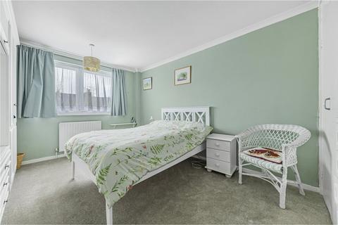 18 Lakes Road, Keston, BR2 6BN