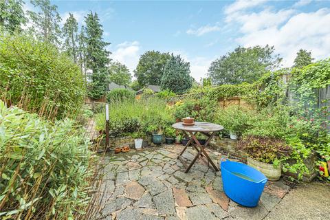18 Lakes Road, Keston, BR2 6BN