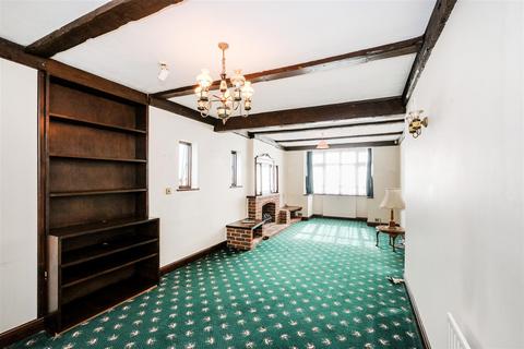 96 College Gardens, London, E4 7LN