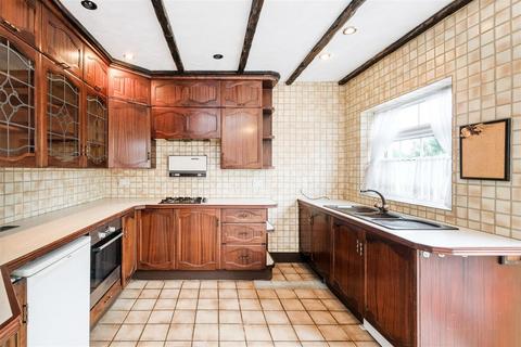 96 College Gardens, London, E4 7LN
