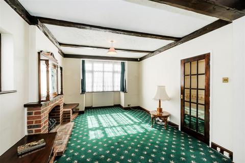 96 College Gardens, London, E4 7LN