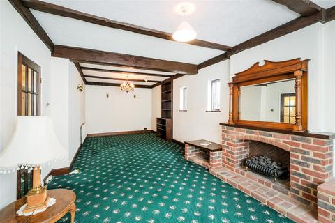 96 College Gardens, London, E4 7LN