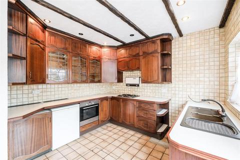 96 College Gardens, London, E4 7LN