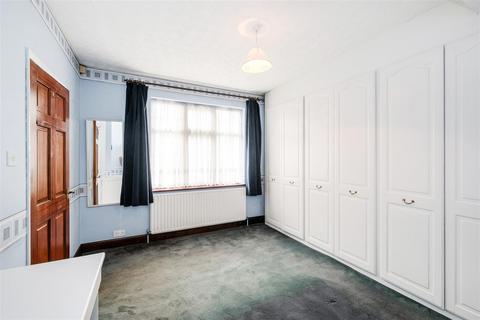 96 College Gardens, London, E4 7LN