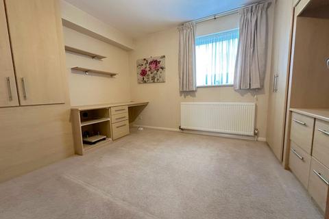 2 bedroom flat to rent, Freshfield Drive, London