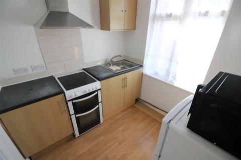 Studio to rent, Wood Lane, Isleworth