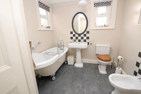 3 bedroom flat for sale, Milnthorpe Road, Eastbourne, BN20 7NS