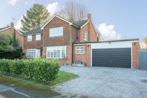 5 bedroom detached house to rent, Holmwood Close, East Horsley,