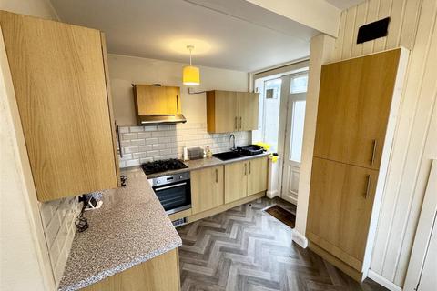 3 bedroom semi-detached house to rent, Rocks Road, Savile Park, Halifax