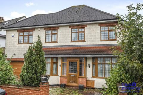 4 bedroom detached house to rent, Brooklyn Avenue, Essex IG10