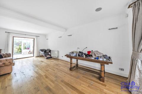 4 bedroom detached house to rent, Brooklyn Avenue, Essex IG10