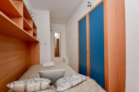 Studio to rent, West Cromwell Road, Earls Court, London SW5