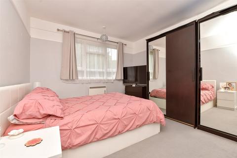 1 bedroom ground floor flat for sale, Denmark Gardens, Carshalton, Surrey