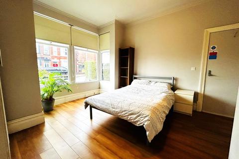 1 bedroom in a house share to rent, Hesketh Avenue, Kirkstall, Leeds, LS5 3EU