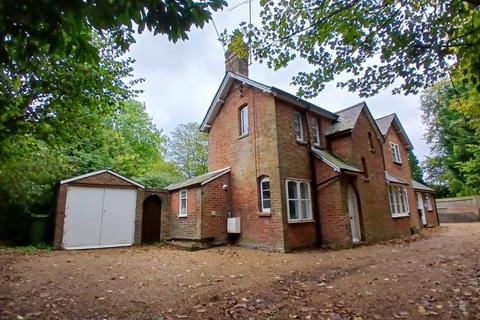 2 bedroom semi-detached house to rent, Pebblehill Road, Betchworth