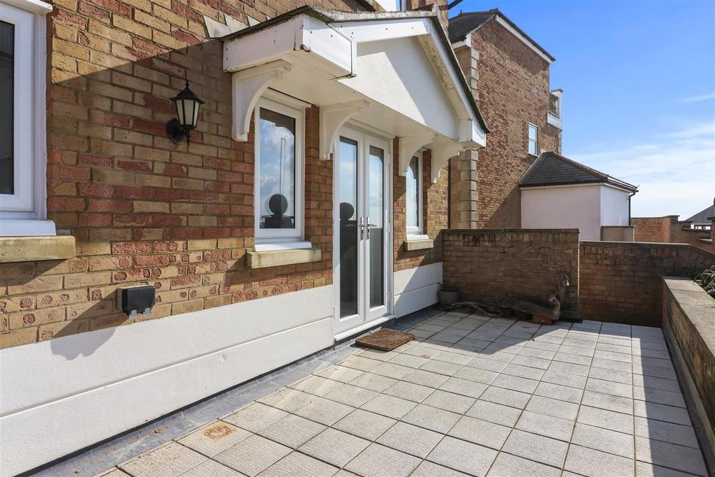 Esplanade Mews, Seaford 3 bed detached house for sale £575,000