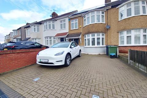 4 bedroom terraced house to rent, Hazelmere Gardens, Hornchurch, RM11