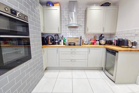 4 bedroom terraced house to rent, Hazelmere Gardens, Hornchurch, RM11