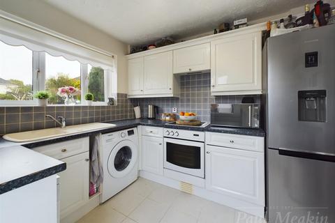 2 bedroom end of terrace house for sale, Warbank Crescent, New Addington, Croydon