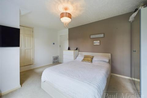 70 Warbank Crescent, New Addington, Croydon, CR0 0AS