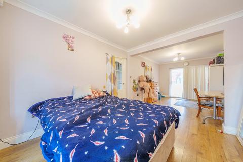 4 bedroom semi-detached house for sale, Dickens Avenue, Hillingdon, UB8