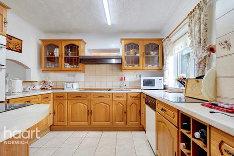 4 bedroom detached house for sale, Mead Close, Norwich