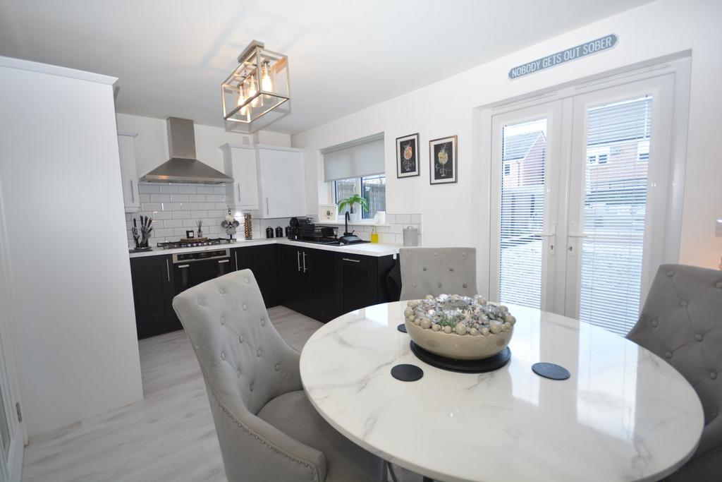 Seaforth Road, Stewarton, Kilmarnock... 3 bed end of terrace house for