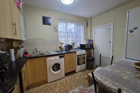 1 bedroom flat for sale, Crest Court, NW4